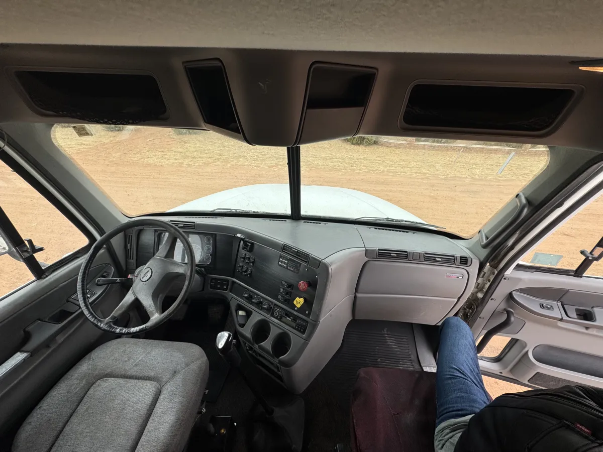 Freightliner Columbia - 13.5 Metros - Acorazado 2006 - Motor Mercedes - 329,714 millas - en venta Chihuahua