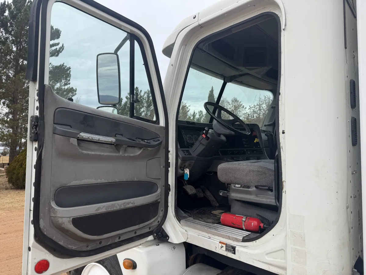 Freightliner Columbia - 13.5 Metros - Acorazado 2006 - Motor Mercedes - 329,714 millas - en venta Chihuahua