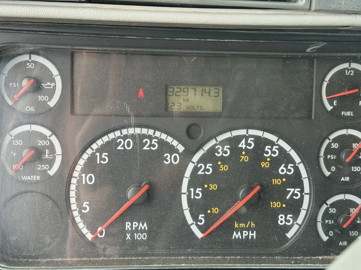 Freightliner Columbia - 13.5 Metros - Acorazado 2006 - Motor Mercedes - 329,714 millas - en venta Chihuahua