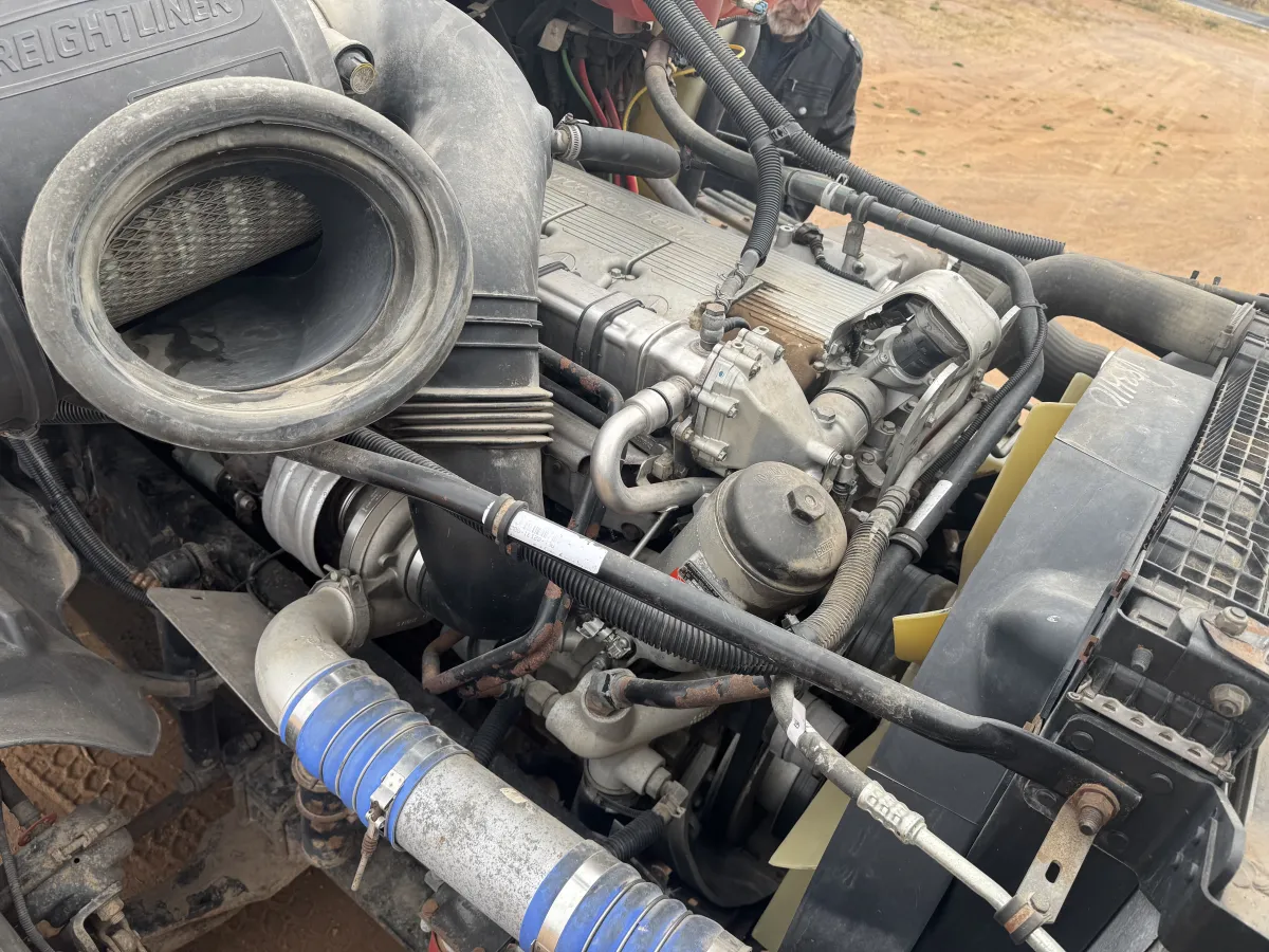 Freightliner Columbia - 13.5 Metros - Acorazado 2006 - Motor Mercedes - 329,714 millas - en venta Chihuahua