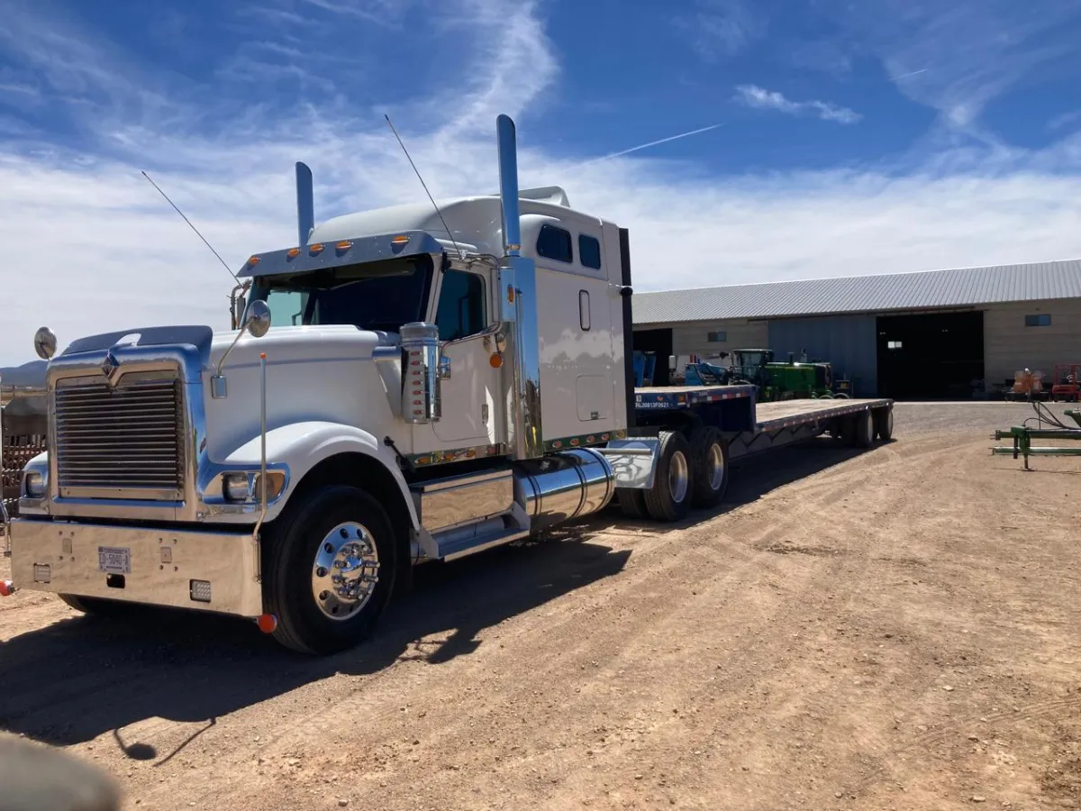 Internacional y Plataforma Great Dane 52 pies 2009 - Motor Cummins - 975,882 millas - en venta Chihuahua